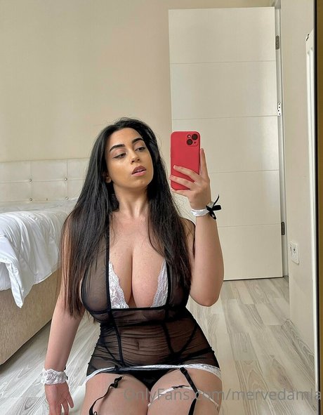 mervedamla model sex picture