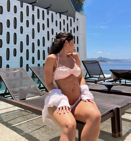 Iara Guimaraes art star pic