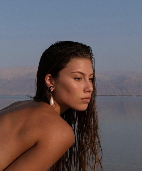 Yeela Frumkin model high quality photo