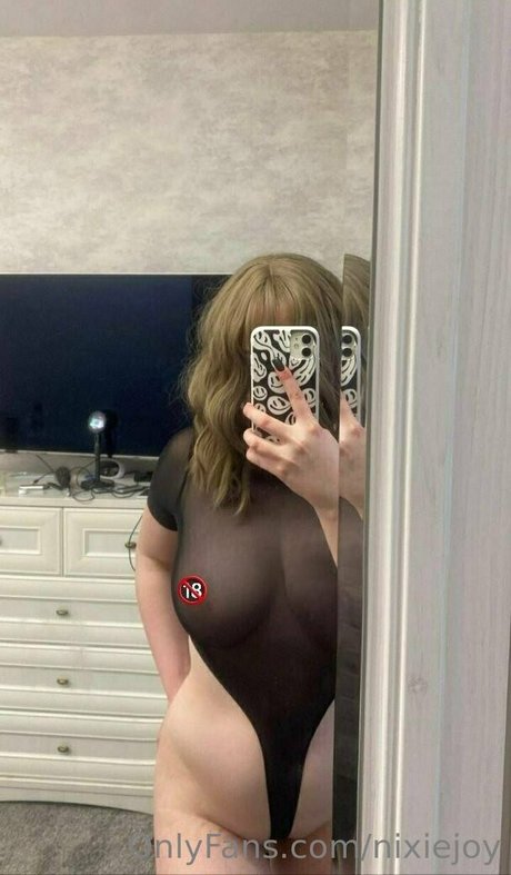 nixiejoy sexy star photo