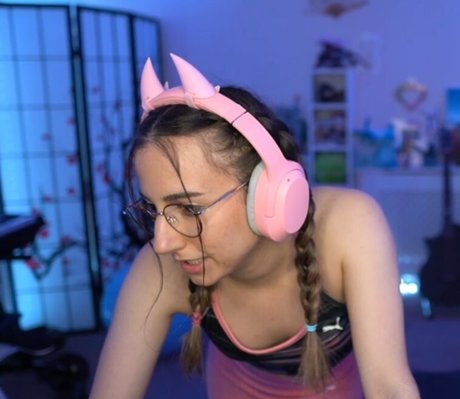 Millie Mossiae nude model img