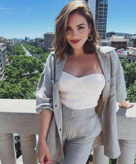 Andrea Duro pretty actress pics