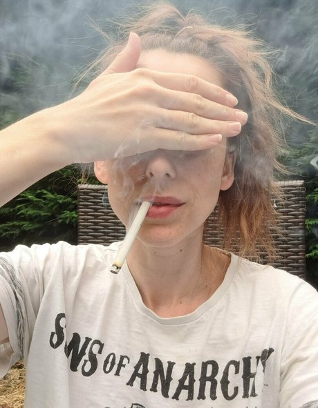 smokingmom model naked photo