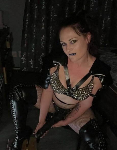 dom maiden420 nude model images