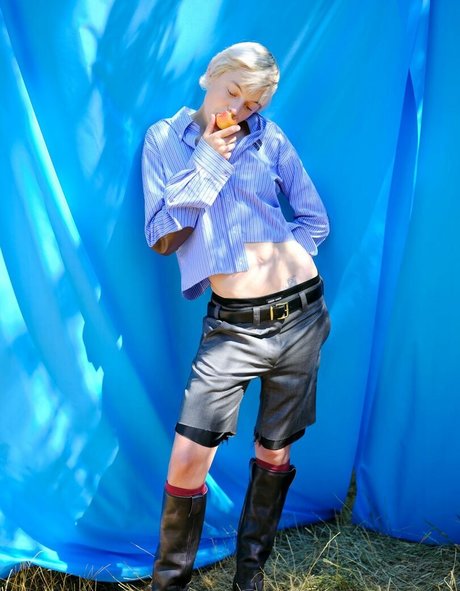 Emma Corrin star nude photo