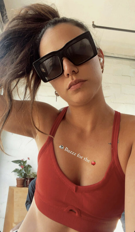 Mariane Sakay star sexy pictures