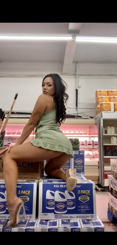 kittenlatenight naked model image