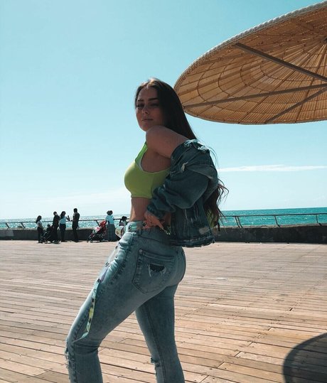 Effy Palarya model free picture