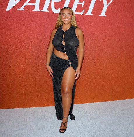 Nia Sioux nude model picture