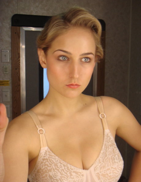 Leelee Sobieski pornstar sex images