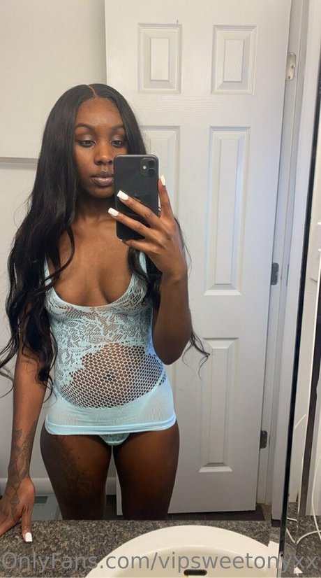vipsweetonyxx star naked picture