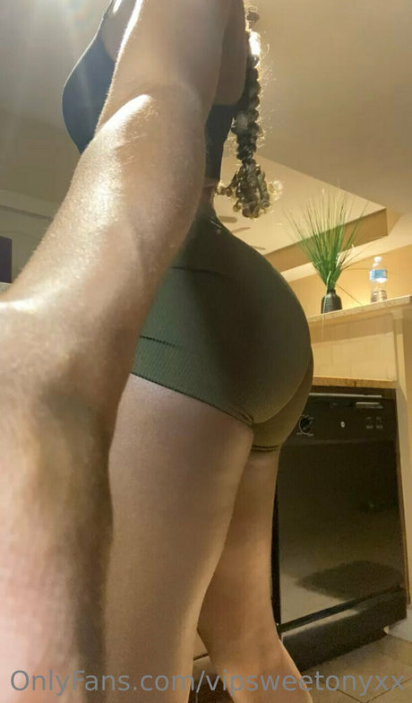 vipsweetonyxx model sex image