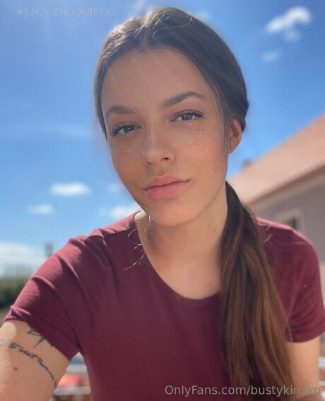 bustykimiko model naked photo