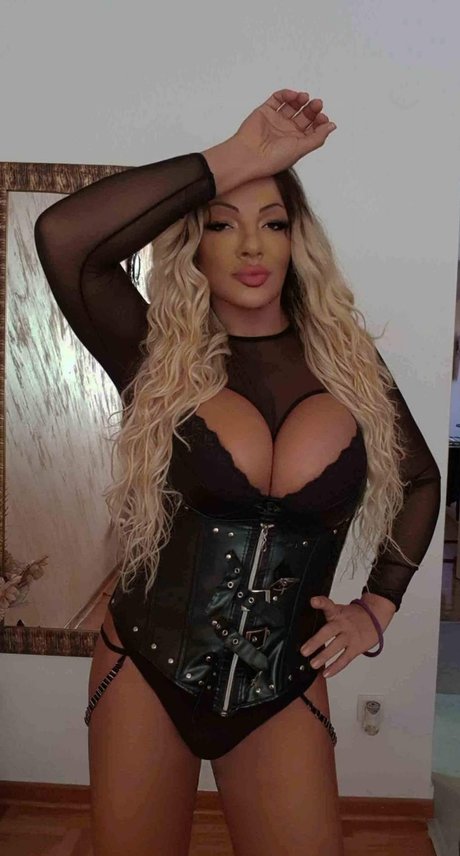 SaraShemale pretty pornstar img