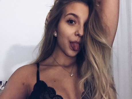 Sarah Nehy pretty model images