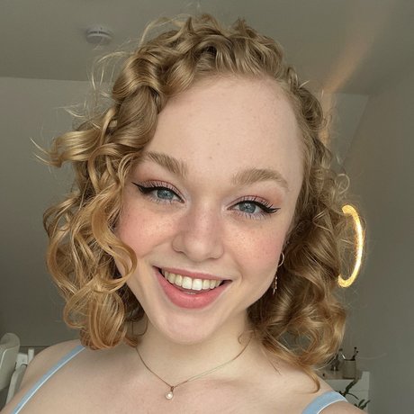 Sarah Calanthe Curvy Cock Tease_ art star pic