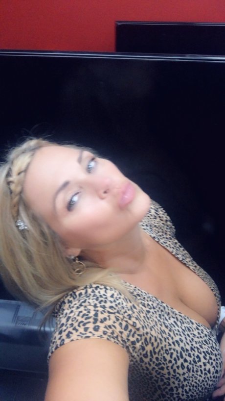 Santasvixxxen adult actress photo