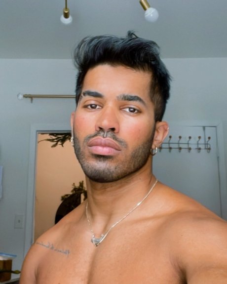 Sandro Saints exclusive model image