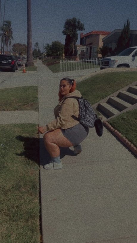 SUNNY SMILES pretty model image