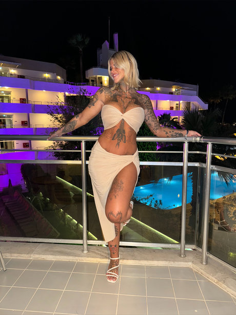 Scarlet Black_ pretty actress img