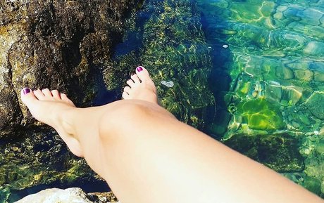 Footlegs star nude picture