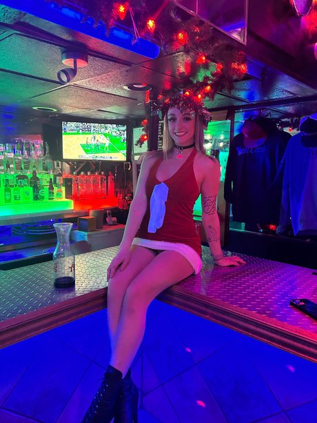 D E M I nudes model photo