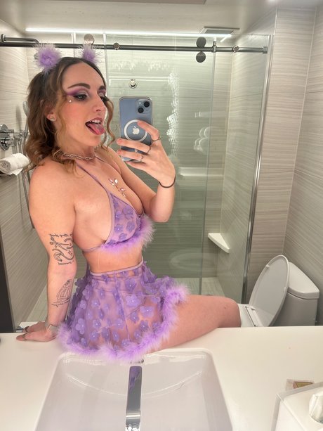 D E M I naked actress img