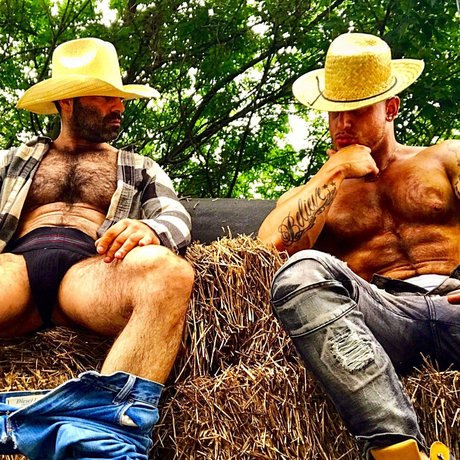 thejockandbear model naked picture