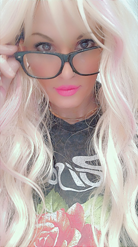 Non chalante sexy actress photos