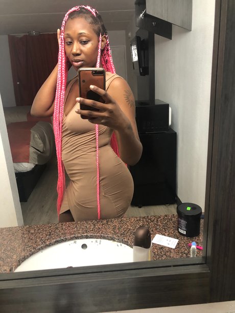 Growthqueen model naked pics