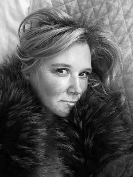 BustyBeth model naked picture