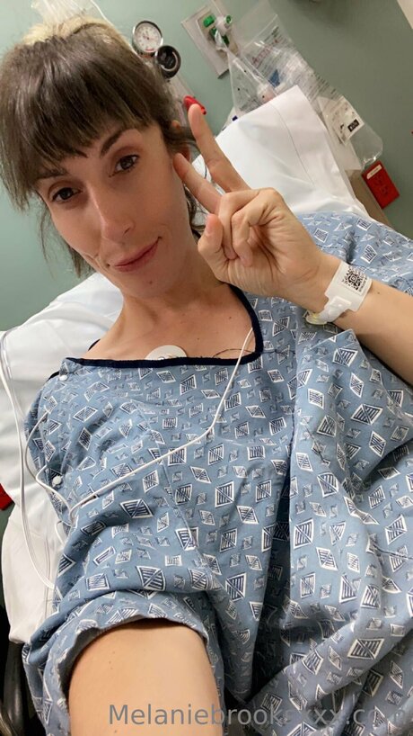 MelanieBrooks naked model img