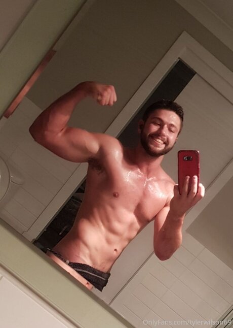 Tyler Wilson pretty model img