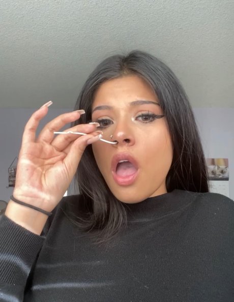 SneakySneezer_ porn star pic