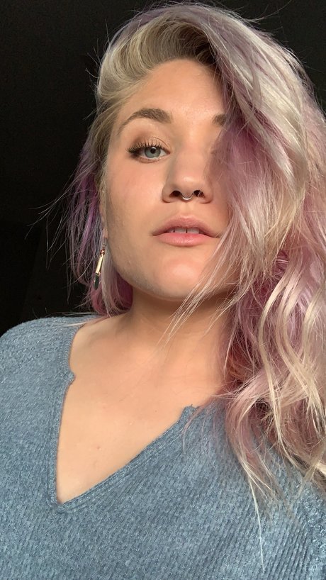 Deidre adult model image