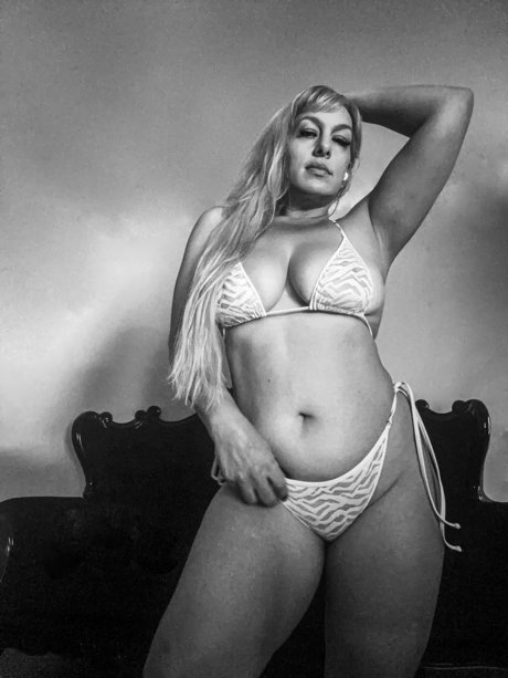 Onecurvyone naked model pic