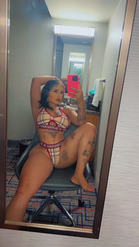 The queen nude model photos