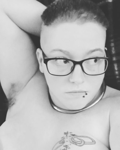 BratASaurus model nude galleries