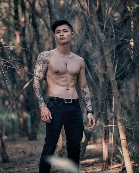 KFC_ naked model pic