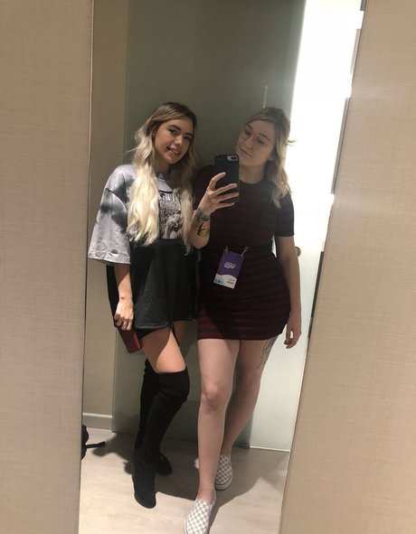 Fooya model art galleries