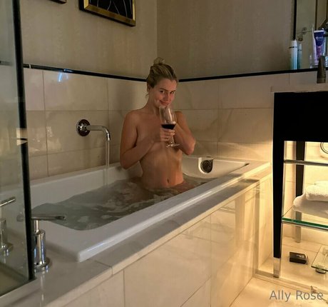 Allyyyrose nude model pics