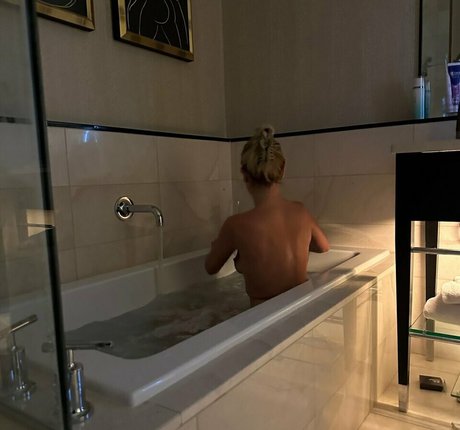 Allyyyrose model nude picture