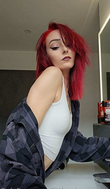 littlemissnaughtytw perfect actress img