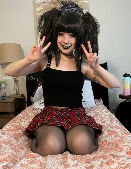 Sn0wryn model nude photo