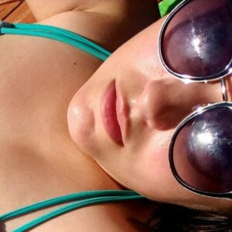 femalefeederheaven model img