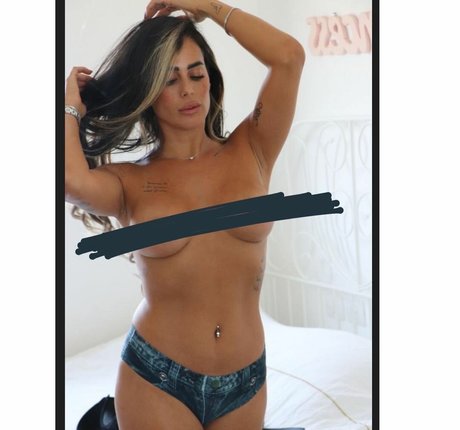 Alin Levi model art galleries