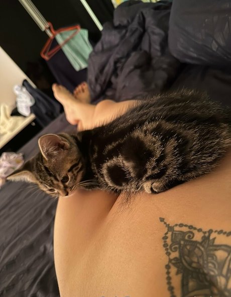 aylachoo naked model picture