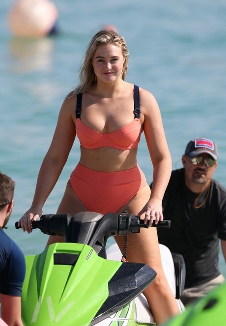 Iskra Lawrence model xxx photo