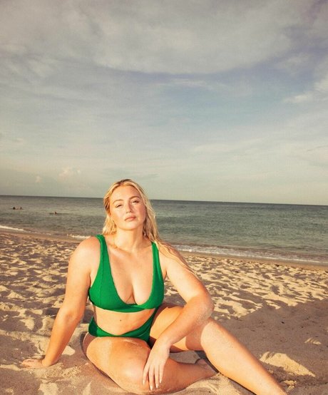Iskra Lawrence sexy actress galleries
