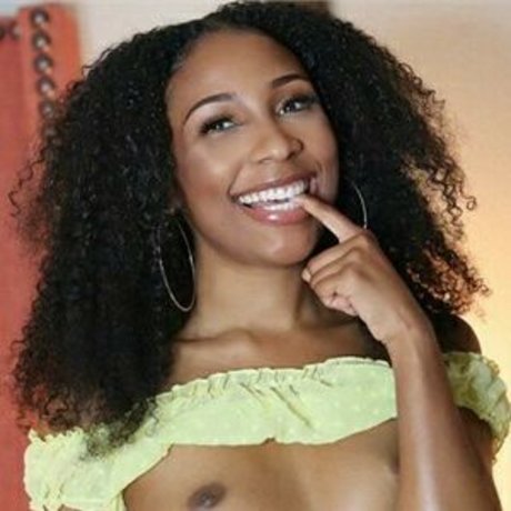 Olivia Jay model art img